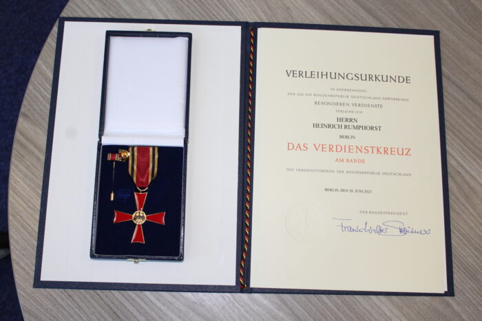 Bundesverdienstkreuz Heinrich Rumphorst. Credit: unbekannt